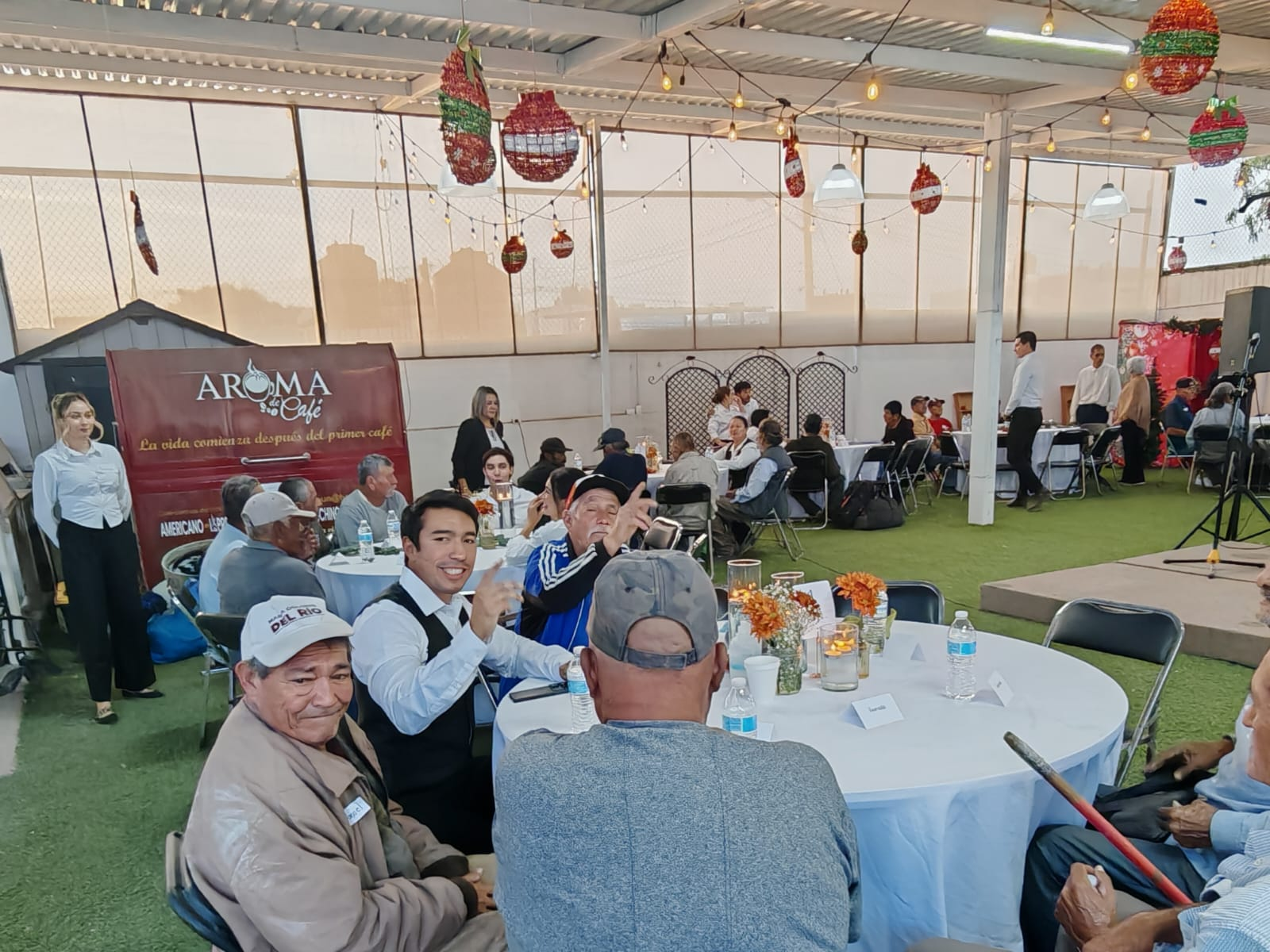 Voluntarios sirviendo comida